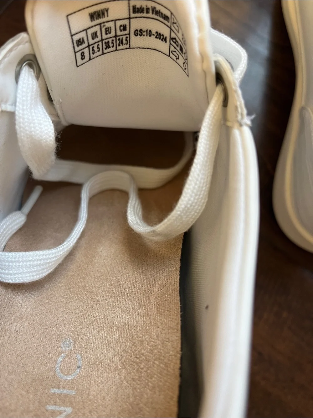 Vionic White Leather Women's Low-Top Sneakers